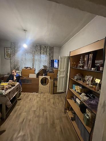 Продажа коттеджей и домов: Продаю пол дома барачного типа район Тоголок молдо Щербакова 3 ком — 2