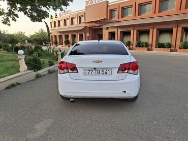 Chevrolet: Chevrolet sedan – ağ rəngli, arxa görüntü Xüsusiyyətlər: -