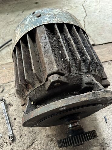 Запчасти и аксессуары для бытовой техники: Продаю Двигателя 3 фазный Асенхроный 4. КВ 1500 оборотов 5 кВ 1500 — 20