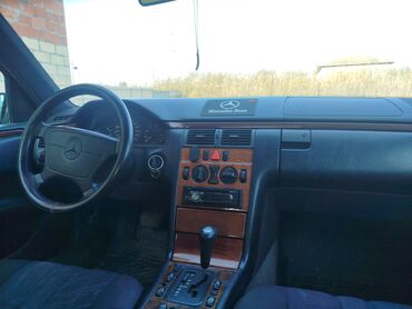 Mercedes-Benz: Mercedes-Benz E-Class: 2 l | 1997 il Sedan — 11