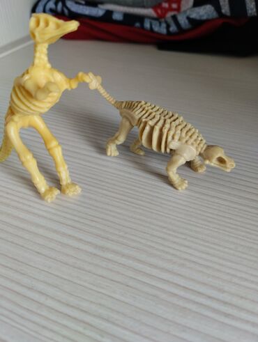 Игрушки: Скелет динозавров 
2шт.
б/у
цена каждой 100 сом