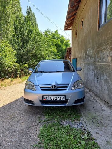 кузгуго машина: Автомобиль Toyota Corolla, седан голубого цвета. Имеет передний