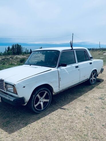 автокредит на бу авто бишкек: Автомобиль ВАЗ-2107 белого цвета. Установлены литые диски. Салон обит