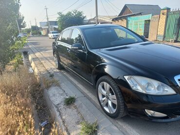 sкласс: Чёрный седан Mercedes-Benz S-класса. Автомобиль с кожаным салоном