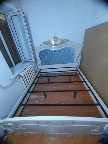 Двуспальные кровати: Кровать в классическом стиле с декоративным изголовьем и изножьем — 3