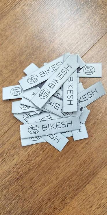 Другие услуги пошива одежды: Жаккардовые этикетки, и основа и логотип вышиваются нитями, главное — 18