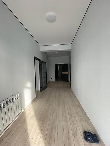 Продажа коттеджей и домов: 🏡 ҮЙ САТЫЛАТ 📍 Дареги: Манас шаары, Курманбек Аянты: 6 сотых Бөлмө — 4