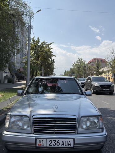 мерс s class: Автомобиль Mercedes-Benz E-класса (W124) серебристого цвета с