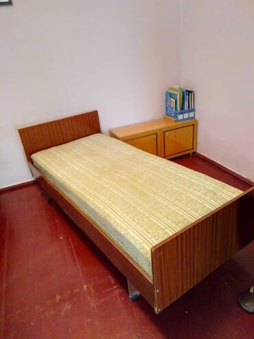 односпальная деревянная кровать: Продам две кровати б/у односпальные, цена 4000 сом каждая