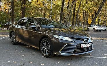 целика: Toyota Camry: 2021 г., 2.5 л, Автомат, Гибрид, Седан — 2