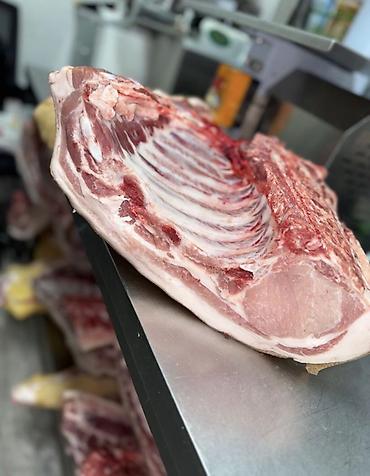 Свинина: СВИНИНА

猪肉。家养猪肉，非常美味。每天都有新鲜猪肉供应。

现有以下部位：
	•	后腿肉
	•	前腿肉
	•	猪排和排骨
	•	五 — 2