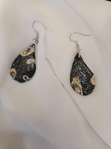 Minđuše: Ručno rađene mindjuse od gline sa unikatnim apstraktnim dezenom i — 18