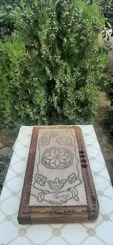 Nərdlər: Taxtadan hazırlanmış, əl işi nard taxtası. Üzərindəki mürəkkəb oyma — 4