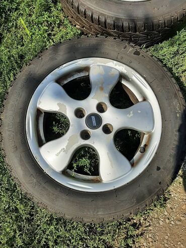 Gume i felne: 4 komada alu felne r15, sa 2 skoro nove i 2 polovne zimske gume. Na — 27