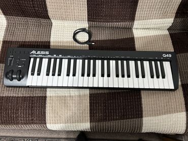 синтезатор музыкальный инструмент купить: Продаю миди клавиатуру Alesis q49, состояние идеальное, прошу 10000