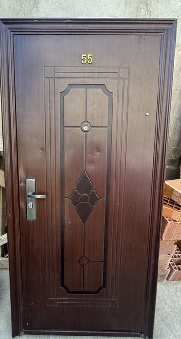 dəmir qapi: Metal giriş qapısı - Material: polad/metal konstruksiya - Rəng: tünd