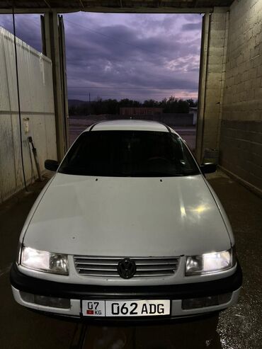 набор инструментов для авто: Volkswagen Passat Variant (универсал), белый цвет, на киргизских