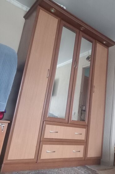 кухенный шкаф: Шкаф и кухонный уголок 1) Четырёхдверный шкаф для одежды: - Корпус и