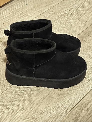 zenske patike puma: Crne ženske čizmice u UGG stilu, kratkog modela, sa punom toplom — 1