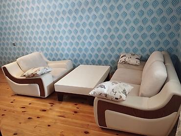 Mebel: Mebel dəsti – 3 hissə - 3 yerlik divan - 1 yerlik geniş kreslo - — 1