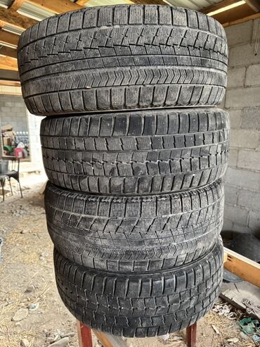 грузовик сапок: Зимние шины 225/55 R17 (4 шт.) Продаются 4 зимние шины: 2 Bridgestone