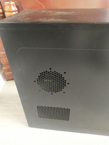 Korpuslar: Masaüstü kompüter sistemi – ATX tipli qara korpus Xarici görünüş: - — 2