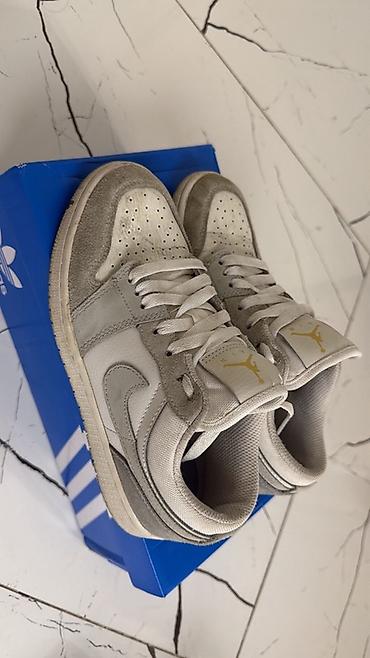 Личные вещи: Кроссовки Nike Air Jordan 1 Low, цвет светло‑серый/белый. Состояние — 1