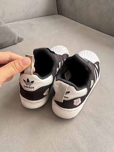 Детская обувь: Детские кроссовки adidas Originals Superstar Slip-On с цветочной — 3
