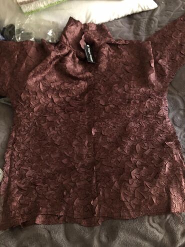 Köynək və bluzalar: Yaxalı, düyməli, qəhvəyi rəngli qadın bluzası. Üzərindəki relyefli — 3