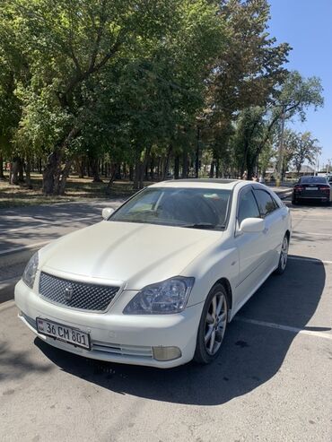 мотор на виндом: Элегантный белый седан Toyota Crown,король трассыоснащенный люком