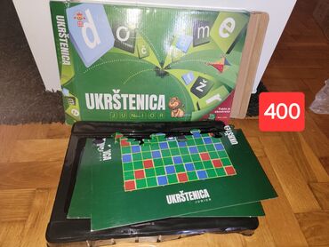 Igračke: Drvena podloga sa metalnim žicama različitih boja, na kojima su — 5