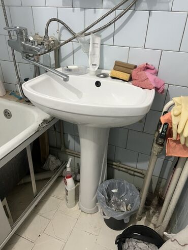 раковина с пьедесталом: Универсальный белый керамический умывальник на пьедестале