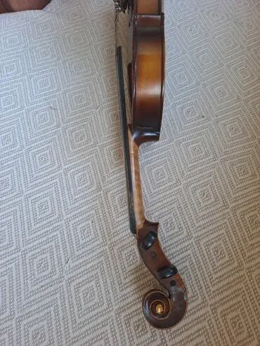 Violine: Violina sa gudalo u dobrom stanju sa manjim tragovima koriscenja, sve — 8