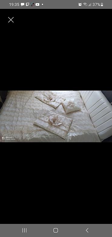 Güllü dekorlu dəst – yataq örtüyü və aksesuarlar - Rəng: krem/şampan