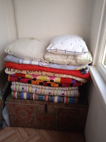 подушки смайлики: Продаю б/у одеяло-2 шт,подушки -4шт отл.состоян.без запаха.Матрасы