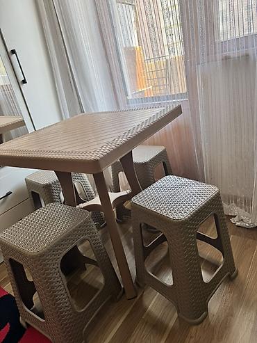 balkon ucun stol stullar: Plastik masa və 4 taburet dəsti Satılır yeni kimidir eyvan ucun — 6