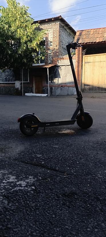 explore viva samokatlar: Riley elektrik skuter - Rəng: qara, narıncı detallarla - Güclü ön far — 7