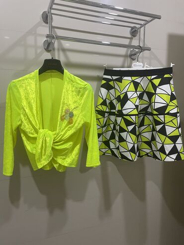 Рубашки и блузы: L (EU 40), XL (EU 42), цвет - Желтый