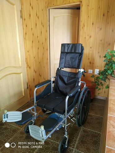 балон для коляски: Инвалидная коляска в хорошем состоянии. Спинка откидывается в лежачее