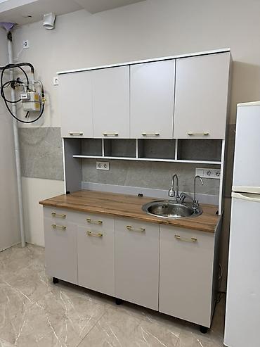 Компактный кухонный гарнитур с раковиной и смесителем - Планировка