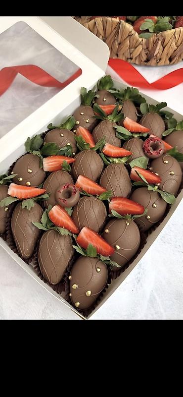 Кондитерские изделия, сладости: Клубника в шоколаде — набор ягод премиального размера, покрытых — 15