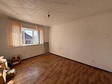 Продажа коттеджей и домов: Продается капитальный двухэтажный дом в городе Кара-Балта, ул. Ленина — 11