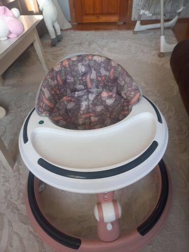 yun donlar: Körpə yürütəci – dairəvi baza və yemək/tray masası ilə - Rəng lalafo.az -da yun donlar: Körpə yürütəci – dairəvi baza və yemək/tray masası ilə - Rəng