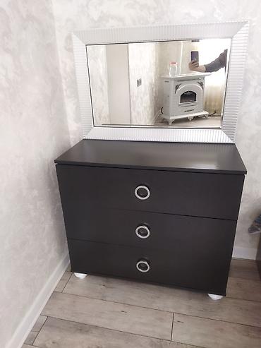 güzgülü skaf: Mebel dəsti – güzgülü komod - Rəng: tünd qəhvəyi (komod), ağ-metallic — 1