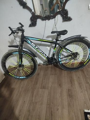 velosiped kreditle satisi: STRIM markalı dağ tipli velosiped. Qara rəngli korpus mavi və sarı — 2
