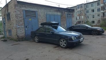 Mercedes-Benz: Автомобиль Mercedes-Benz E-класса в кузове W210. Оснащён багажником на