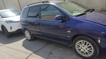 гири euro classic: Минивэн Mitsubishi Space Star синего цвета. Этот автомобиль имеет