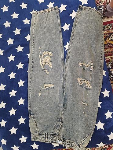 - Məhsul: Cins şalvar (distressed/ripped dizayn) - Rəng: Açıq boz