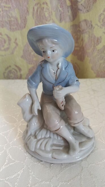 продаю статуэтки: Статуэтка Мальчик. Фарфор Германия. без сколов и трещен в идеальном