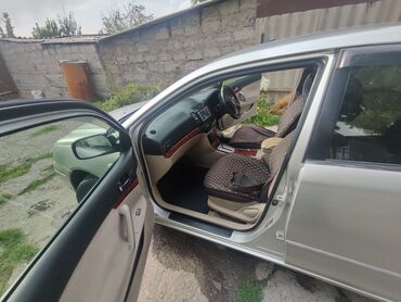 Другие автомобили: Серебристый седан Toyota Premio. Автомобиль оснащен четырьмя дверями — 5